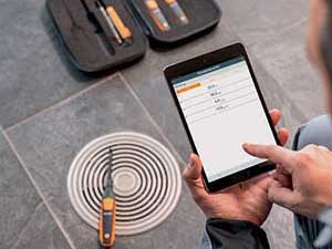 Testo’s 405i laying on an air vent while using smartphone