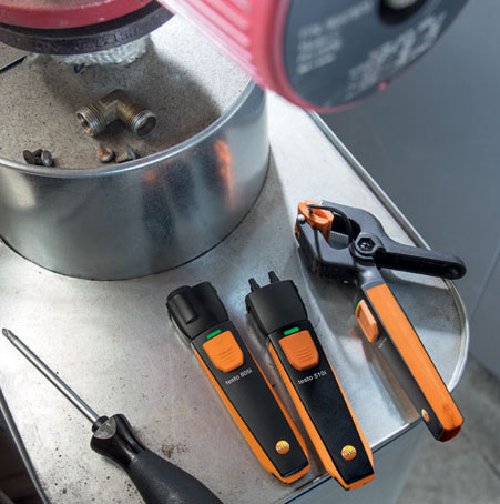 Testo’s 510i and 115i on metal workstation